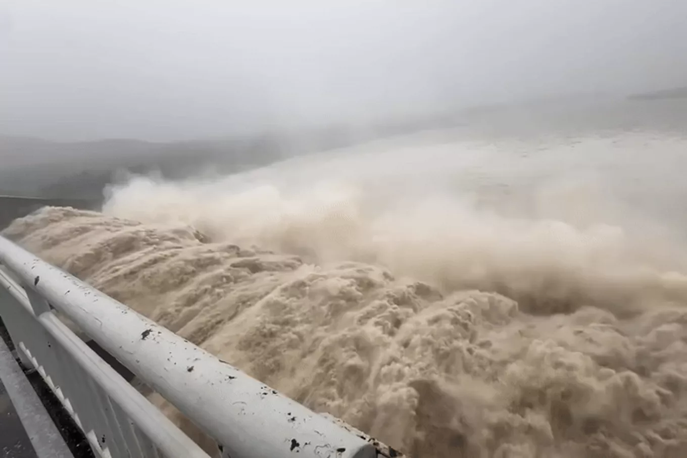 Thủy điện Sông Ba Hạ tăng xả lên 16.100m3/s, dự báo lũ vượt lịch sử 1993