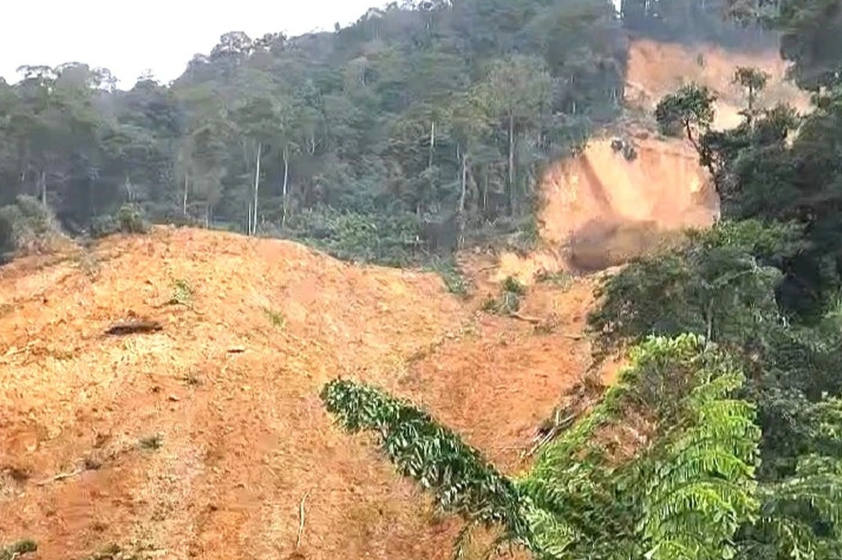 Quả đồi bất ngờ đổ ập xuống giữa trời nắng, chưa rõ thiệt hại về người