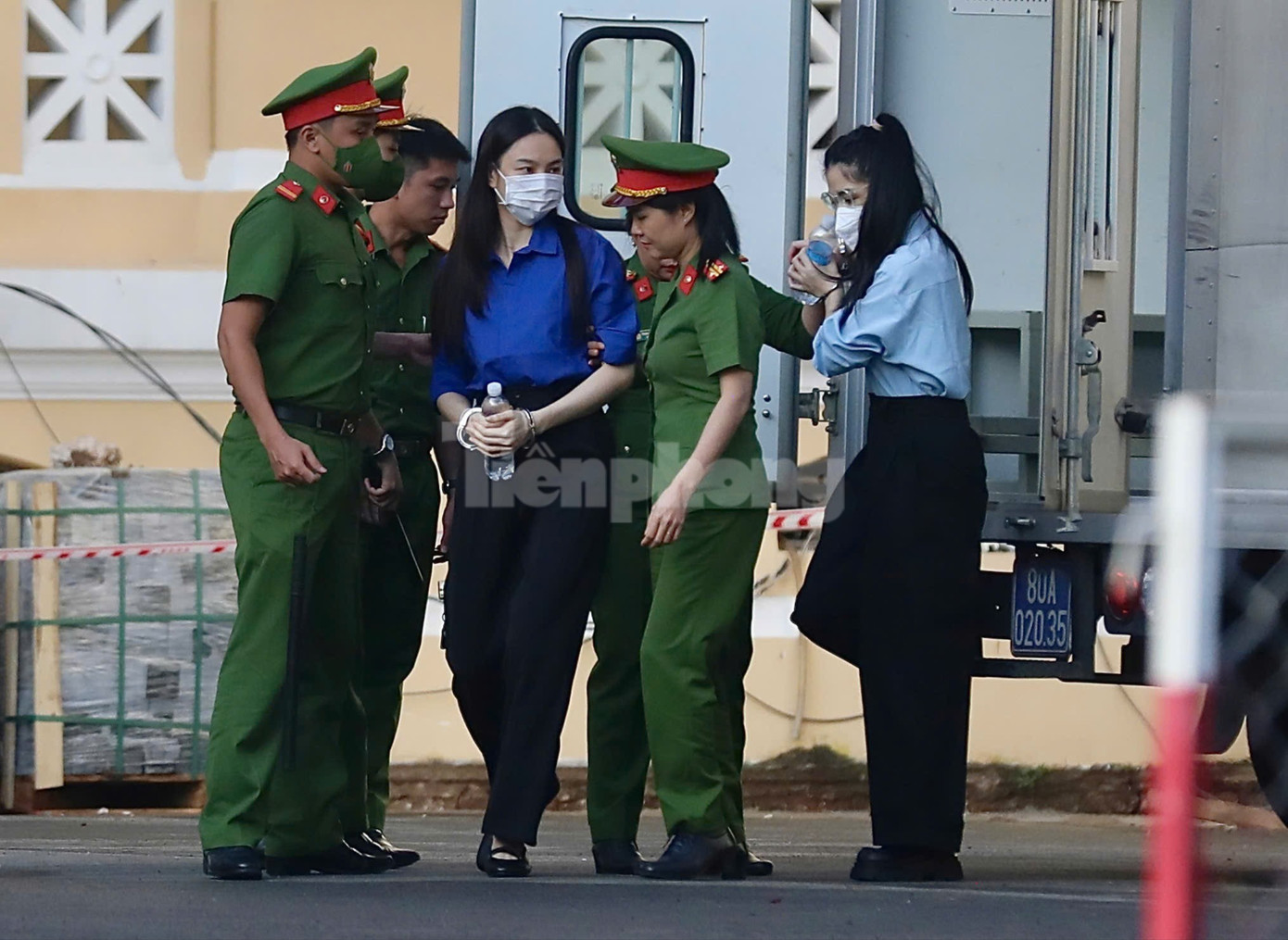 Hoa hậu Thùy Tiên và Hằng Du mục đã được áp giải tới tòa