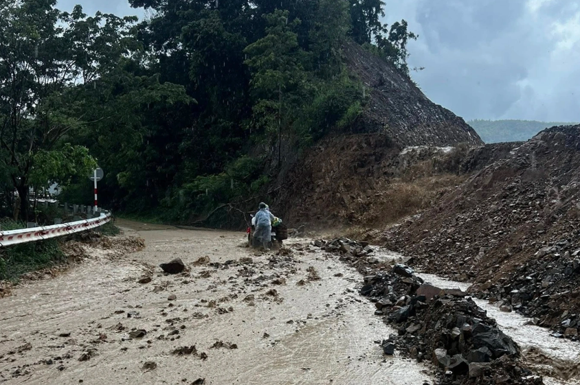 Sạt lở vùi lấp lán trại, 3 người không kịp chạy thoát