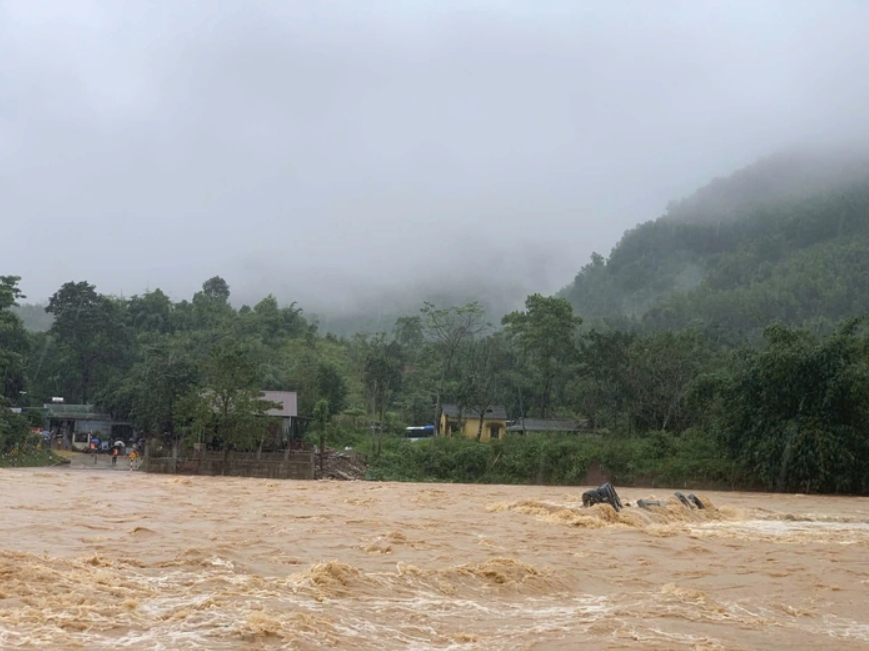 CLIP: Khoảnh khắc xe đầu kéo bị nước lũ cuốn trôi, tài xế mất tích