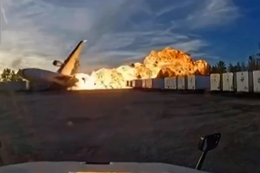 Máy bay rơi động cơ trước khi lao xuống đất làm 11 người tuvong