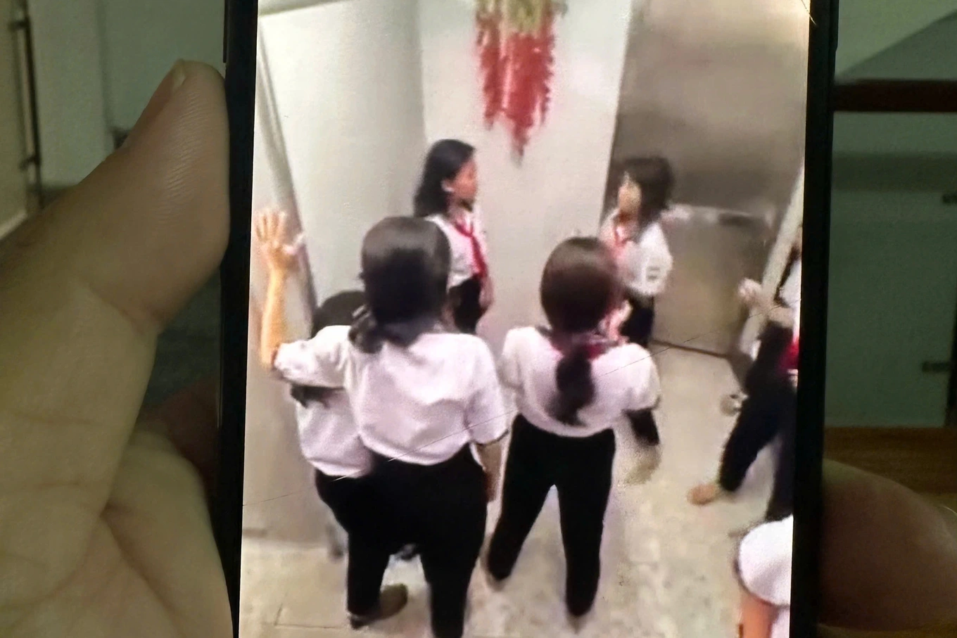 Nữ sinh bị nhóm bạn ép vào góc nhà vệ sinh, đánh hội đồng ở TPHCM