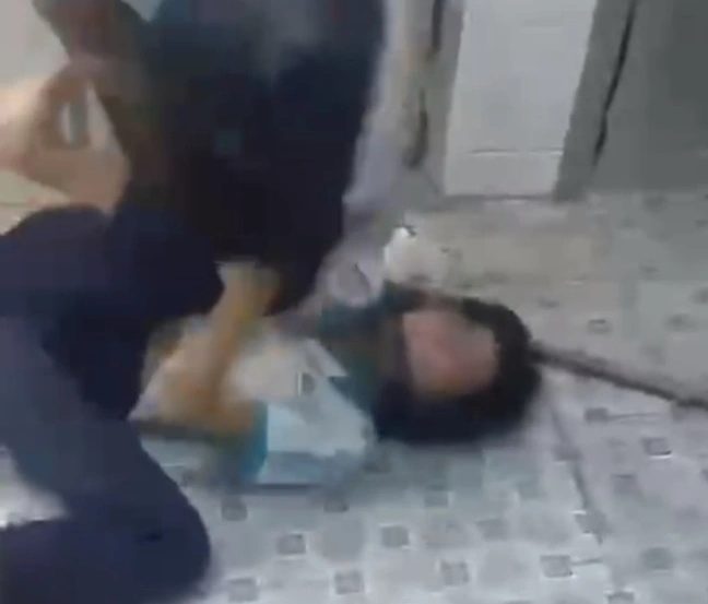 Thêm một vụ baoluc học đường ở TP.HCM: 2 nữ sinh quăng quật nhau trong nhà vệ sinh trường học