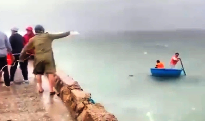 Giữa tâm bão Kalmaegi, hai người lao xuống biển cứu người rồi đều mất tích