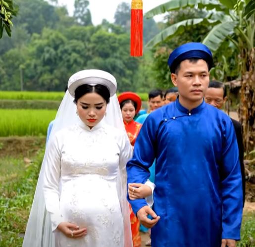 Cô dâu ch:ửa trước mẹ chồng không cho vào cửa trước mà bắt tr:èo tường vào nhà